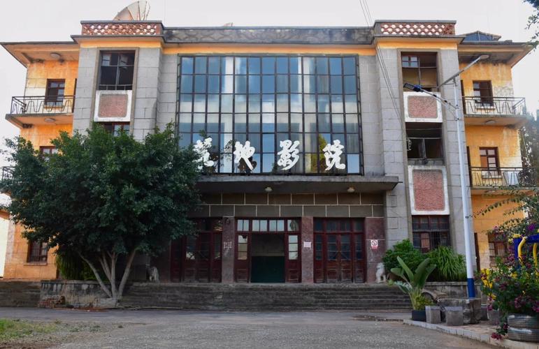 爆操骚老师的相关介绍