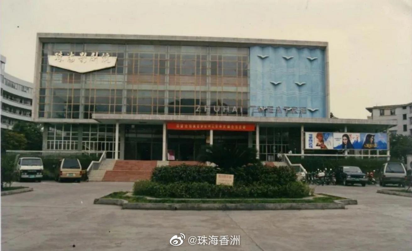 美女老师被人操的相关介绍
