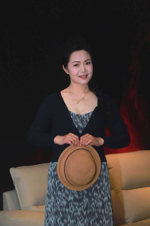 操美女老师逼的相关介绍