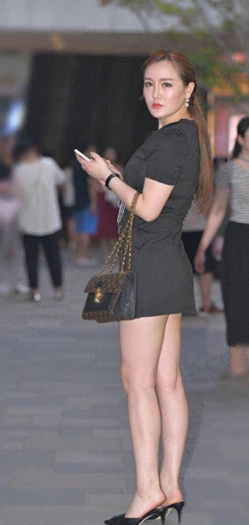 美女老师啪啪啪的相关介绍