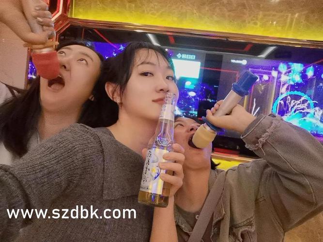 操白黑丝美女的相关介绍