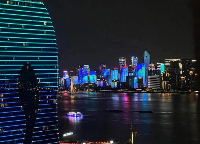 女老师被爆操的相关介绍